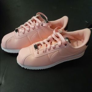 Pink NIKEs!  🔥👟